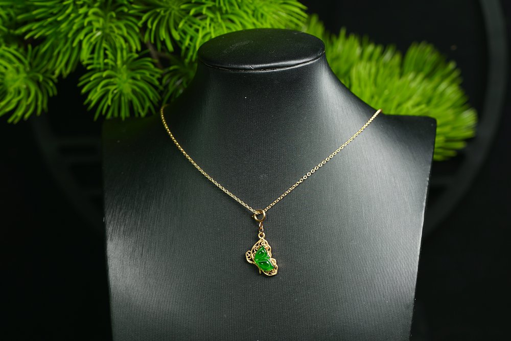 金翠蝶羽 天然 A 货翡翠冰种阳绿金镶蝶形吊坠