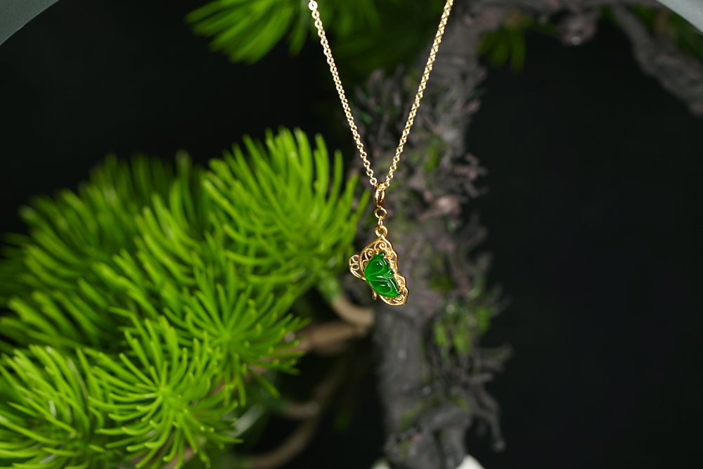 金翠蝶羽 天然 A 货翡翠冰种阳绿金镶蝶形吊坠