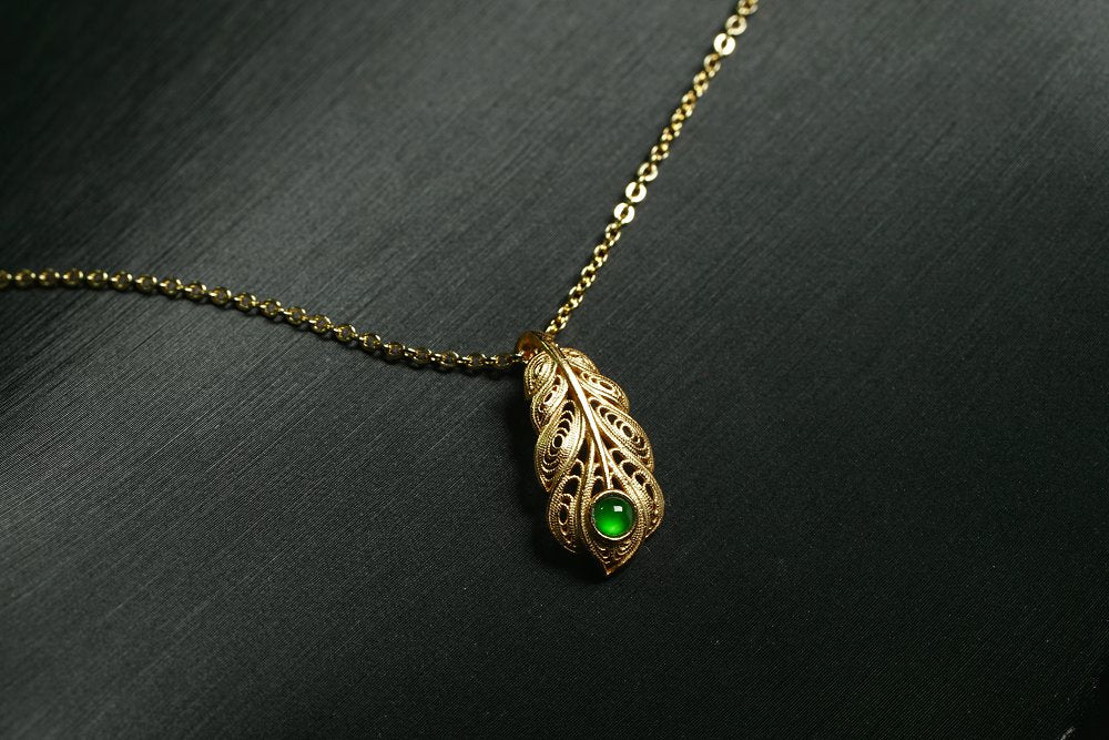 金翠羽光 天然 A 货翡翠冰种阳绿金镶羽形吊坠