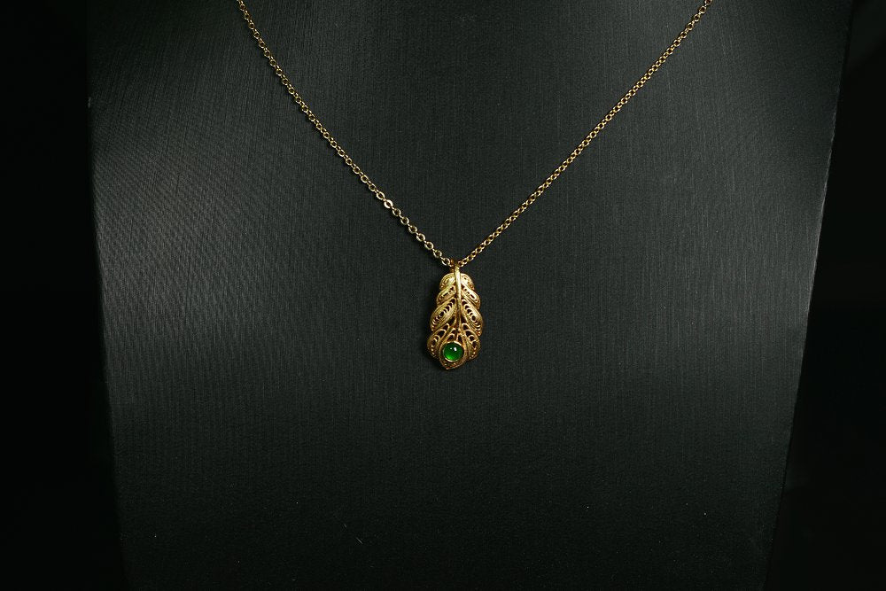 金翠羽光 天然 A 货翡翠冰种阳绿金镶羽形吊坠