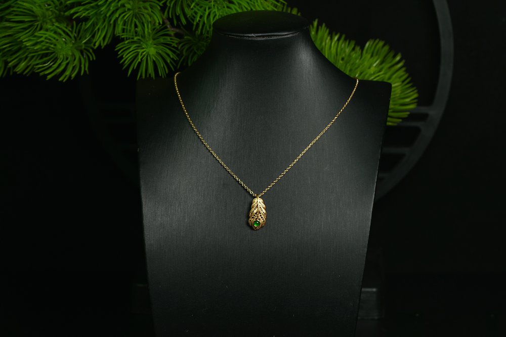 金翠羽光 天然 A 货翡翠冰种阳绿金镶羽形吊坠