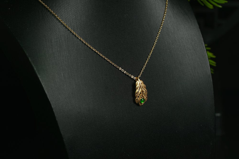 金翠羽光 天然 A 货翡翠冰种阳绿金镶羽形吊坠