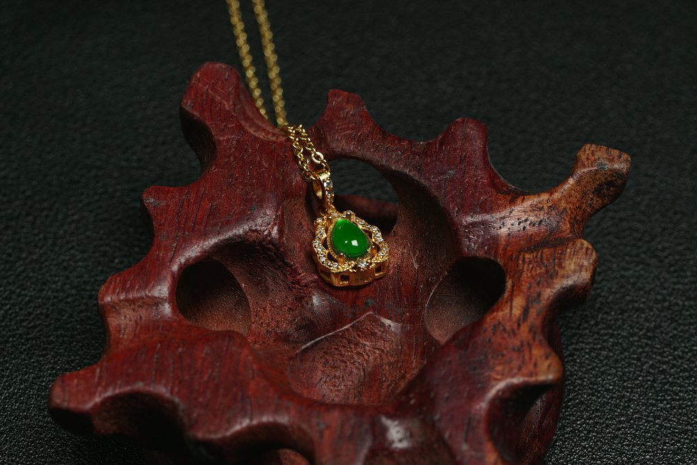 金翠滴露 天然 A 货翡翠冰种阳绿金镶钻水滴吊坠