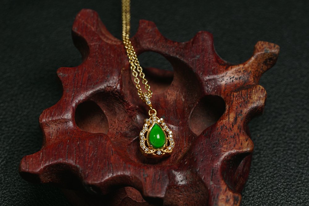 金翠滴露 天然 A 货翡翠冰种阳绿金镶钻水滴吊坠