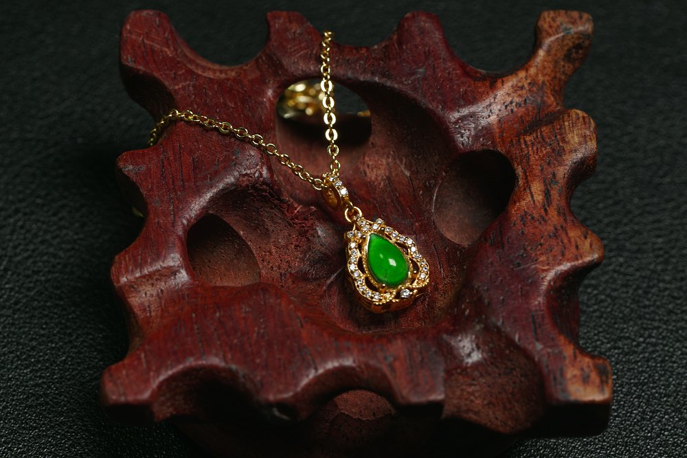 金翠滴露 天然 A 货翡翠冰种阳绿金镶钻水滴吊坠