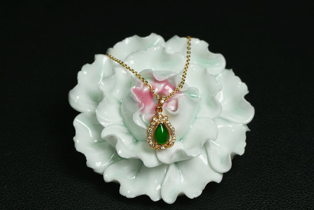 金翠滴露 天然 A 货翡翠冰种阳绿金镶钻水滴吊坠