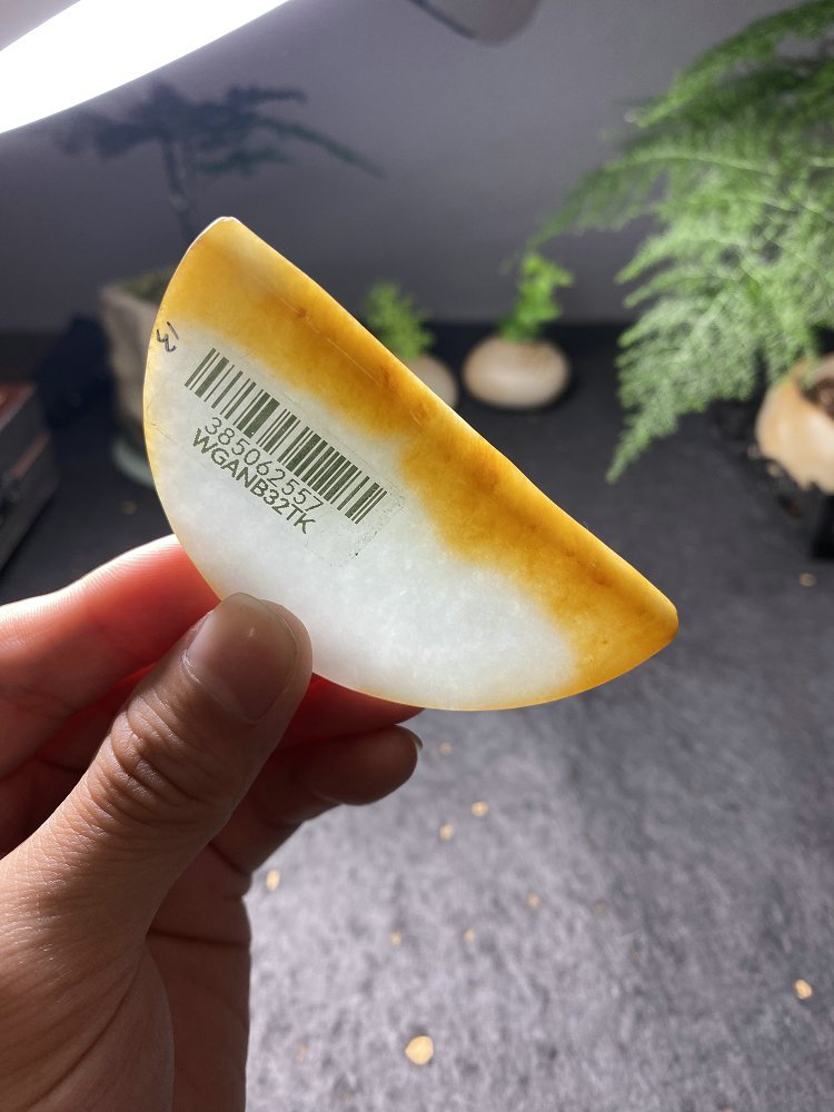 金月半弧 天然 A 货翡翠黄翡冰白底半圆毛料
