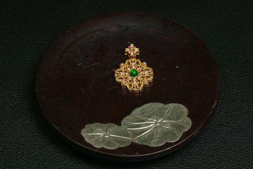 金翠琼花 天然 A 货翡翠冰种阳绿金镶钻珍珠吊坠