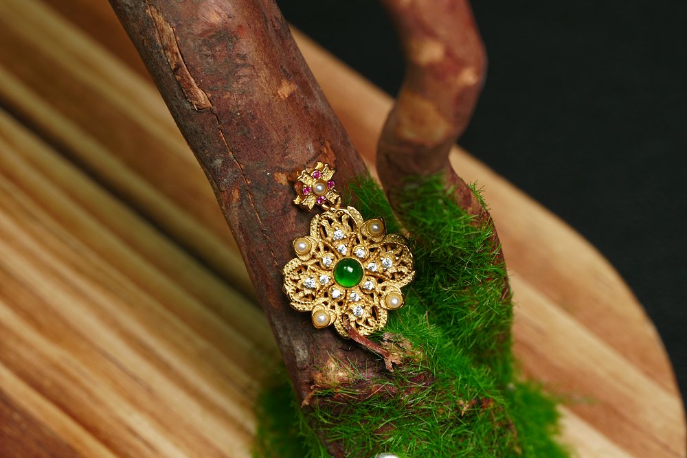 金翠琼花 天然 A 货翡翠冰种阳绿金镶钻珍珠吊坠