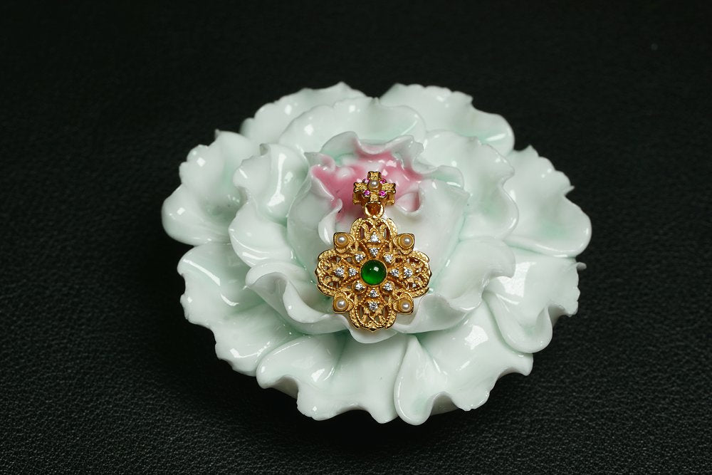 金翠琼花 天然 A 货翡翠冰种阳绿金镶钻珍珠吊坠