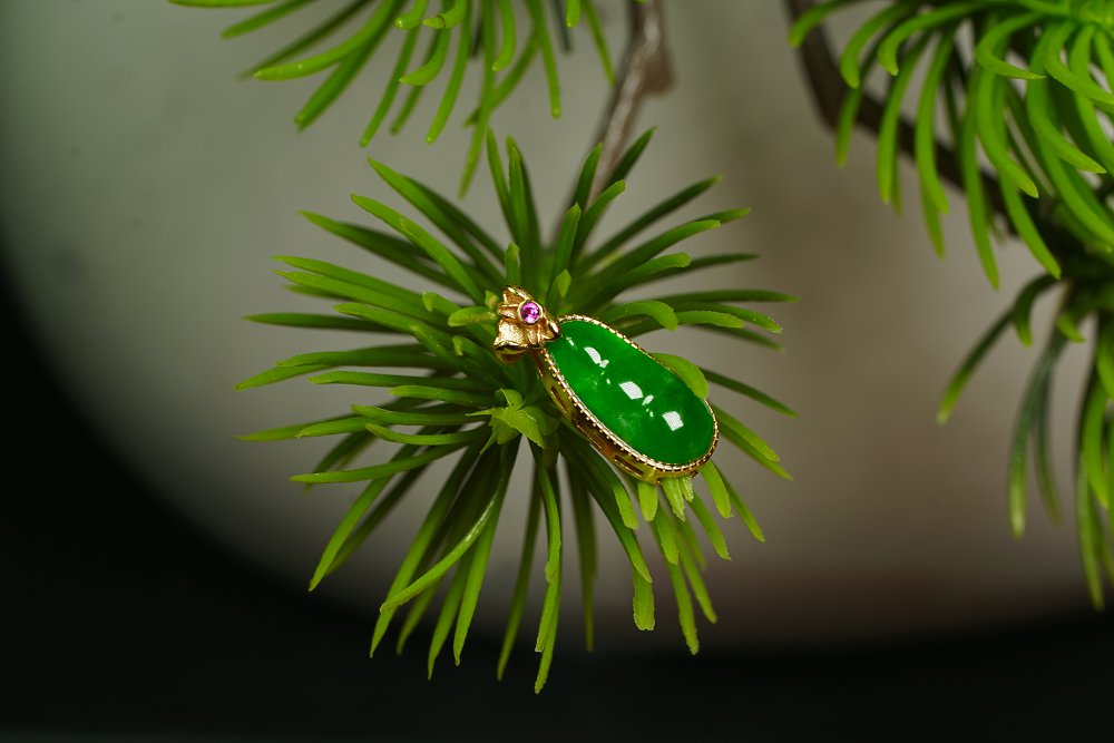 金翠福绵 天然 A 货翡翠冰种阳绿金镶红宝福豆吊坠