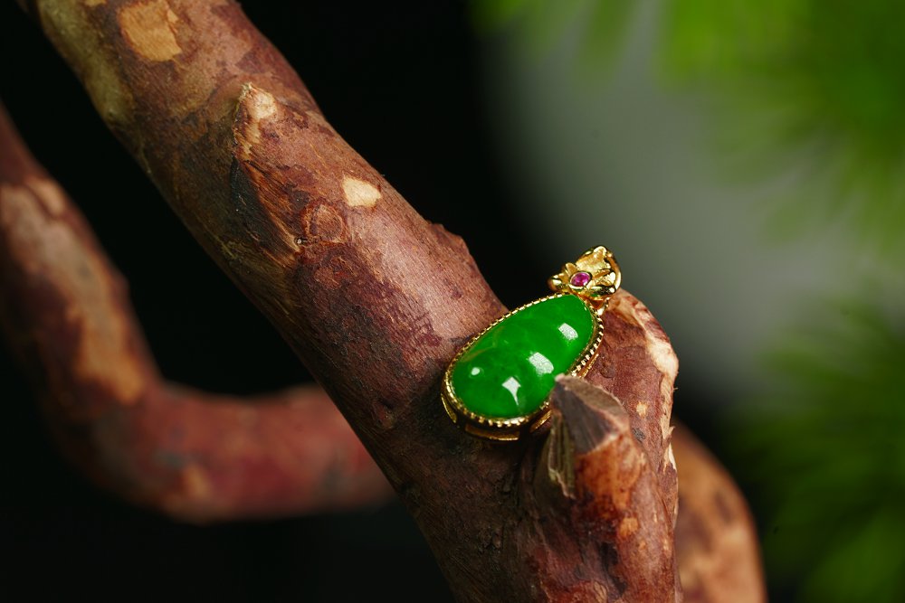 金翠福绵 天然 A 货翡翠冰种阳绿金镶红宝福豆吊坠