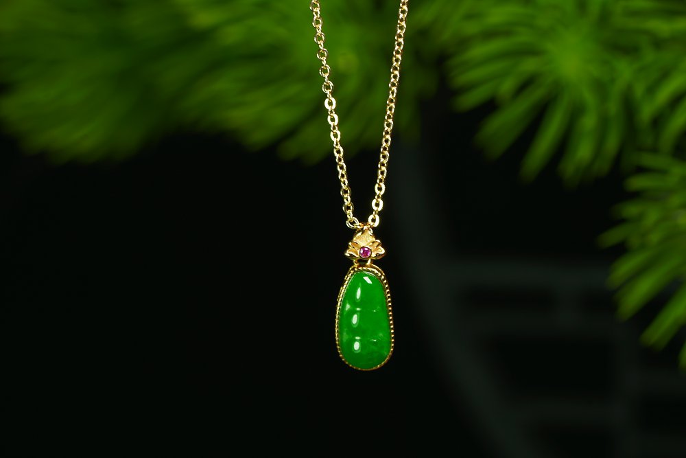 金翠福绵 天然 A 货翡翠冰种阳绿金镶红宝福豆吊坠