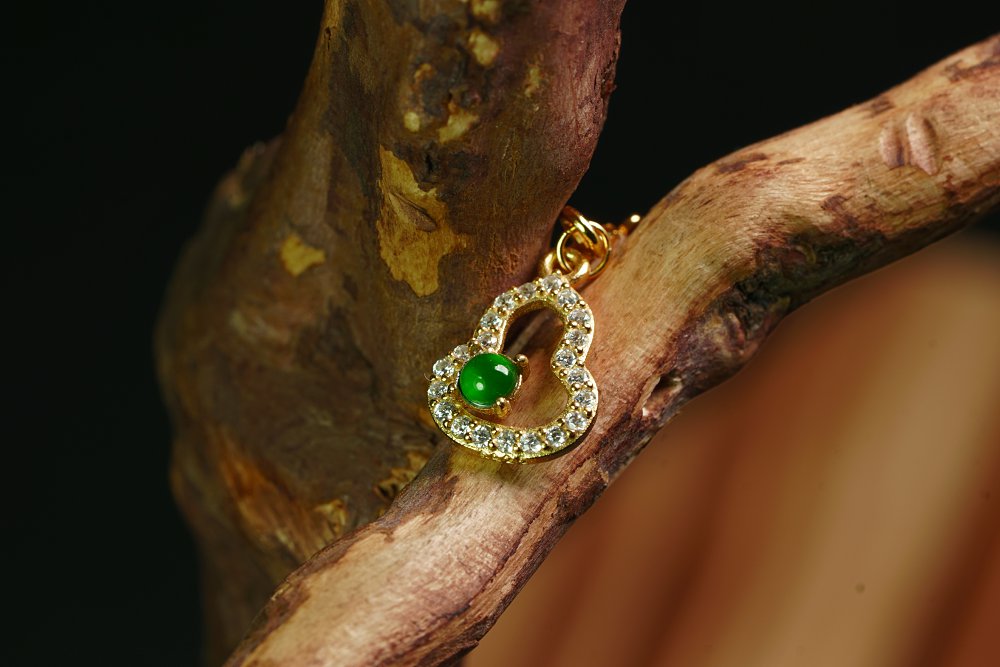 金翠心环 天然 A 货翡翠冰种阳绿金镶钻爱心吊坠