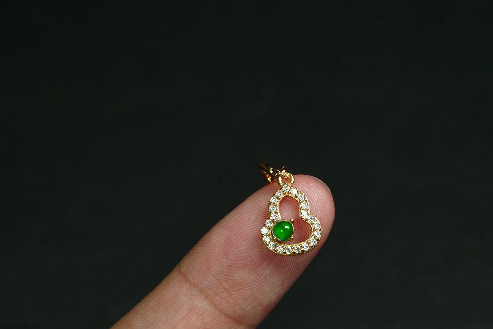 金翠心环 天然 A 货翡翠冰种阳绿金镶钻爱心吊坠