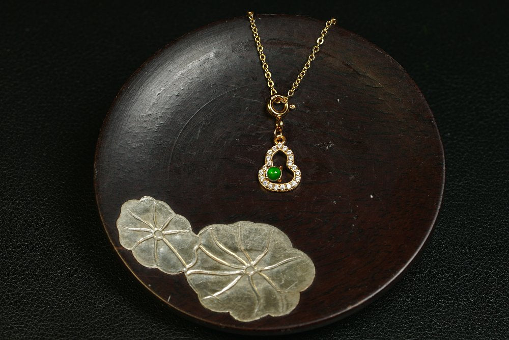 金翠心环 天然 A 货翡翠冰种阳绿金镶钻爱心吊坠