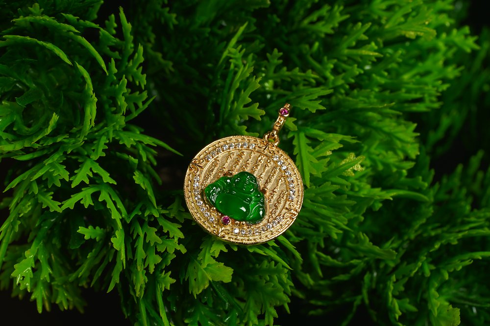 金翠祥轮 天然 A 货翡翠冰种阳绿金镶钻红宝佛纹吊坠