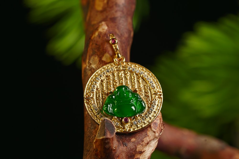 金翠祥轮 天然 A 货翡翠冰种阳绿金镶钻红宝佛纹吊坠