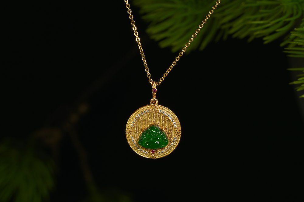 金翠祥轮 天然 A 货翡翠冰种阳绿金镶钻红宝佛纹吊坠