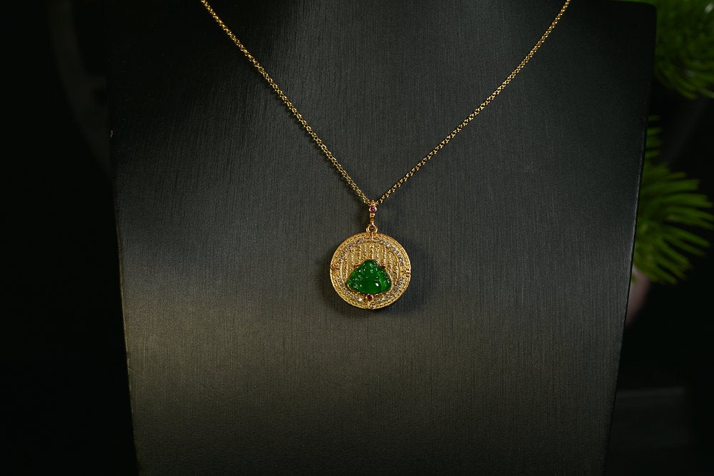 金翠祥轮 天然 A 货翡翠冰种阳绿金镶钻红宝佛纹吊坠
