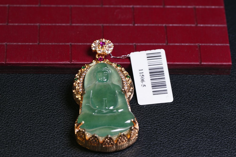 金翠慈祥 天然 A 货翡翠冰种晴水佛金镶钻吊坠
