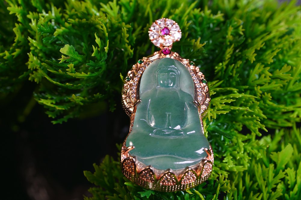 金翠慈祥 天然 A 货翡翠冰种晴水佛金镶钻吊坠