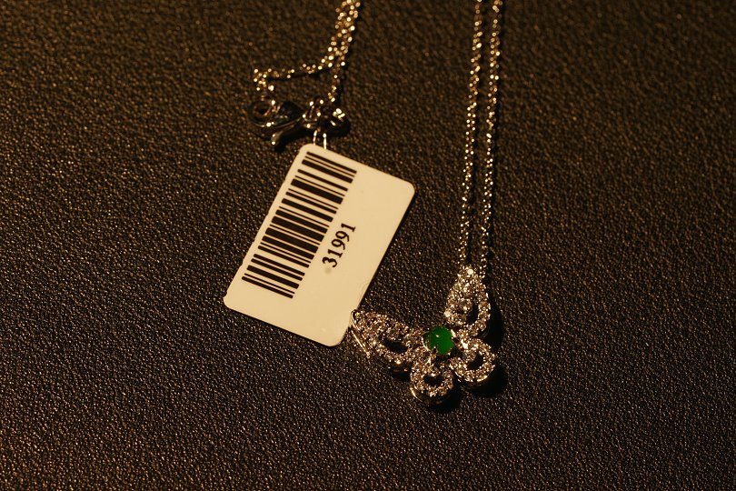 翠蝶曳光 天然 A 货翡翠冰种阳绿银镶钻蝴蝶吊坠