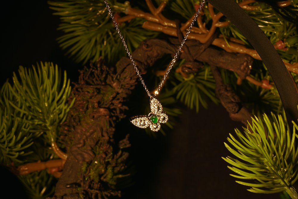 翠蝶曳光 天然 A 货翡翠冰种阳绿银镶钻蝴蝶吊坠