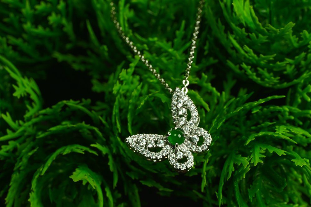 翠蝶曳光 天然 A 货翡翠冰种阳绿银镶钻蝴蝶吊坠