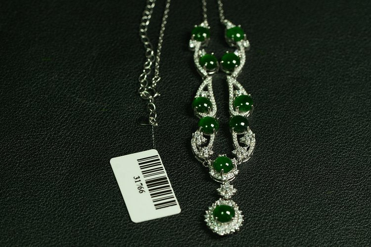 翠露垂颈 天然 A 货翡翠冰种阳绿银镶钻圆珠套链