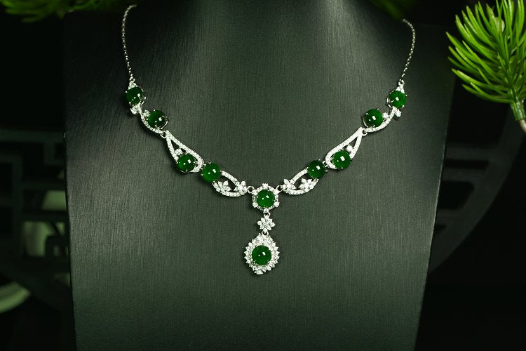 翠露垂颈 天然 A 货翡翠冰种阳绿银镶钻圆珠套链