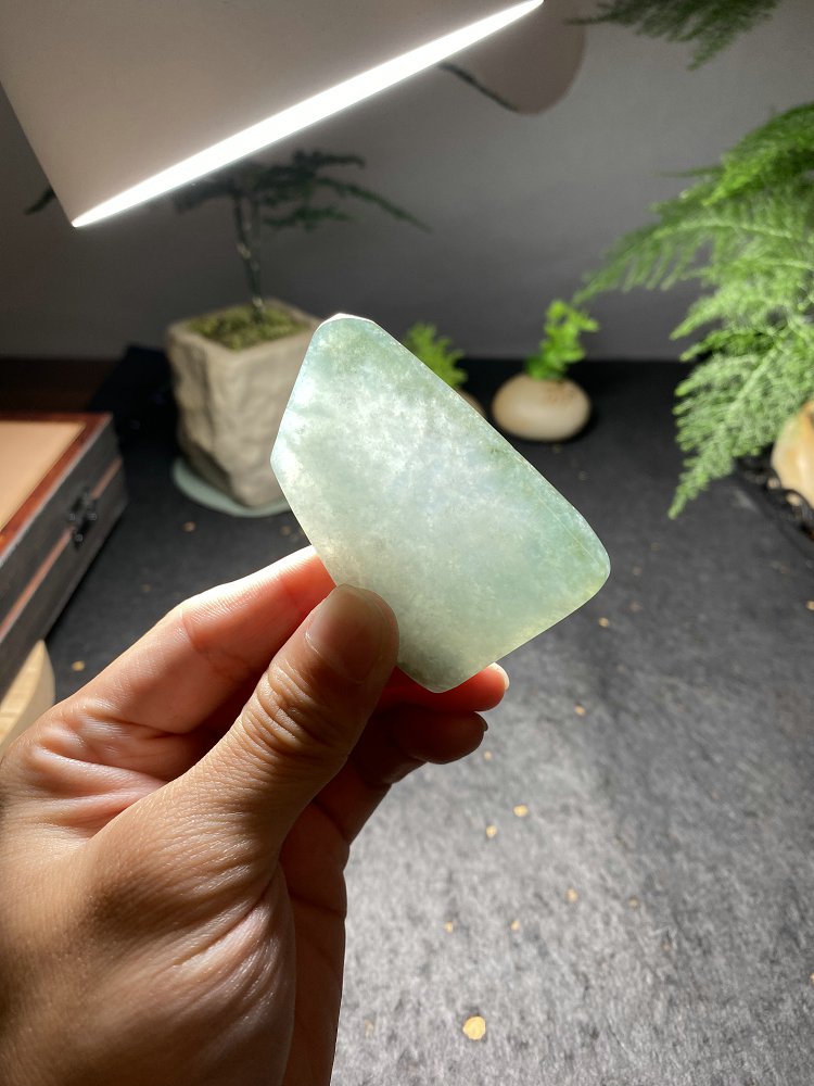 晴翠随形 天然 A 货冰种晴水绿翡翠随形毛料