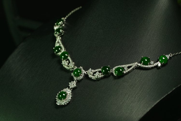 翠露垂颈 天然 A 货翡翠冰种阳绿银镶钻圆珠套链