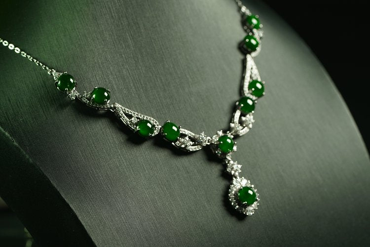 翠露垂颈 天然 A 货翡翠冰种阳绿银镶钻圆珠套链