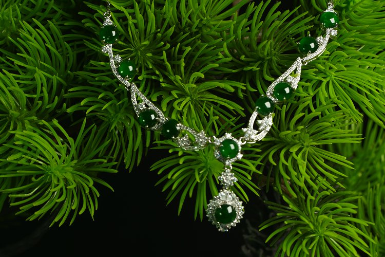 翠露垂颈 天然 A 货翡翠冰种阳绿银镶钻圆珠套链