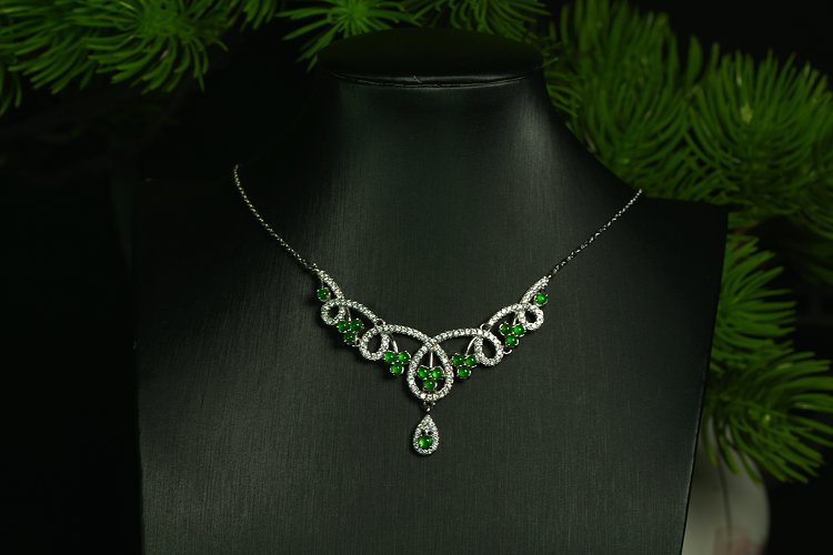 翠环缠颈 天然 A 货翡翠冰种阳绿银镶钻缠枝套链