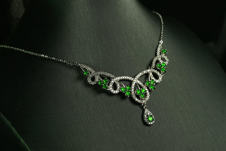 翠环缠颈 天然 A 货翡翠冰种阳绿银镶钻缠枝套链