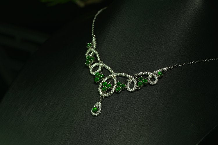 翠环缠颈 天然 A 货翡翠冰种阳绿银镶钻缠枝套链