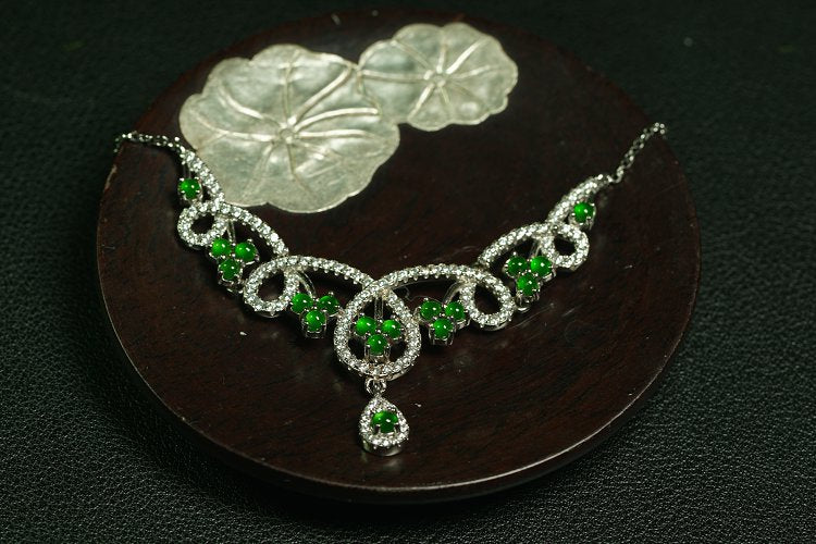 翠环缠颈 天然 A 货翡翠冰种阳绿银镶钻缠枝套链