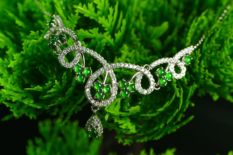 翠环缠颈 天然 A 货翡翠冰种阳绿银镶钻缠枝套链