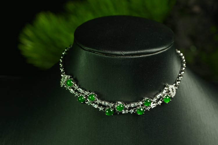 翠钻双环 天然 A 货翡翠冰种阳绿银镶钻双层颈链