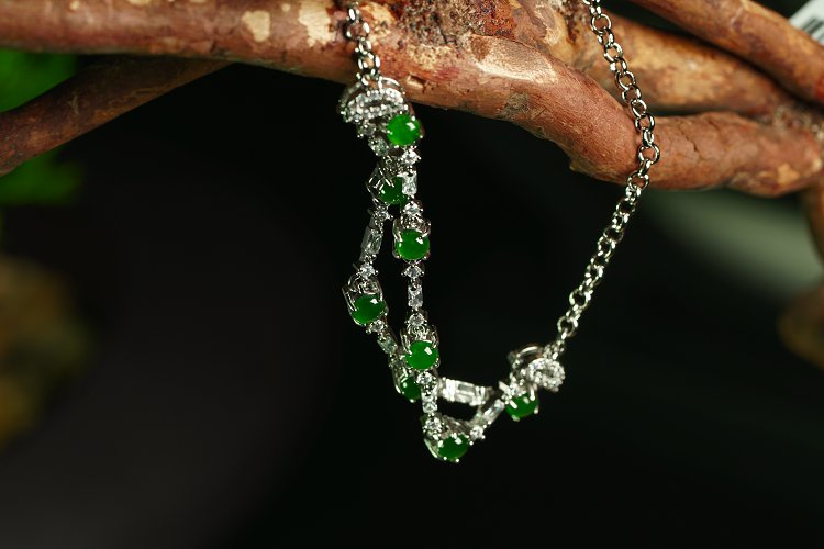 翠钻双环 天然 A 货翡翠冰种阳绿银镶钻双层颈链