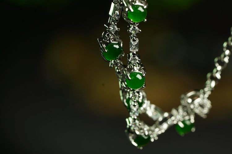 翠钻双环 天然 A 货翡翠冰种阳绿银镶钻双层颈链