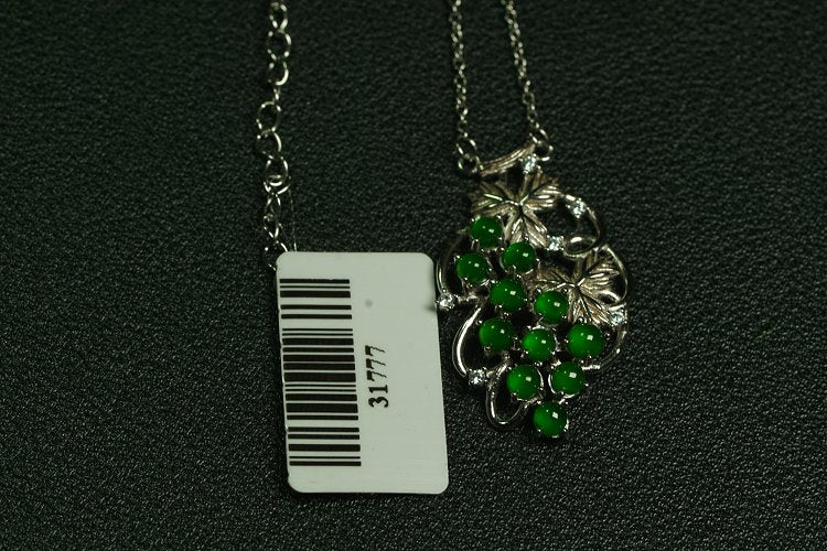 翠葡盈枝 天然 A 货翡翠冰种阳绿银镶钻葡萄吊坠