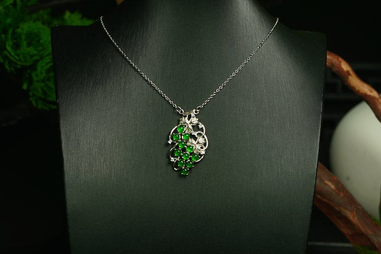 翠葡盈枝 天然 A 货翡翠冰种阳绿银镶钻葡萄吊坠