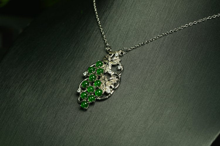 翠葡盈枝 天然 A 货翡翠冰种阳绿银镶钻葡萄吊坠