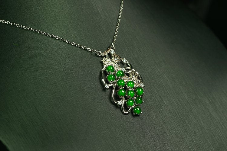 翠葡盈枝 天然 A 货翡翠冰种阳绿银镶钻葡萄吊坠