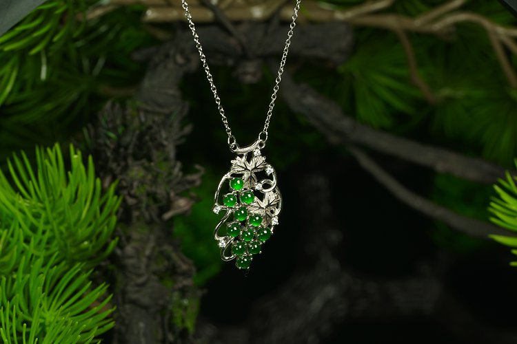 翠葡盈枝 天然 A 货翡翠冰种阳绿银镶钻葡萄吊坠