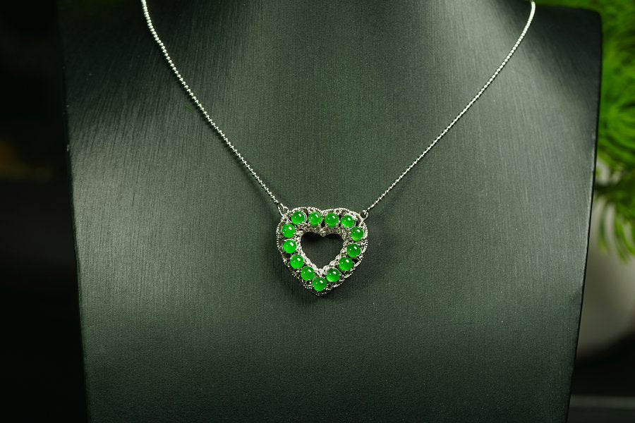 翠心环爱 天然 A 货翡翠冰种阳绿银镶钻心形围镶项链