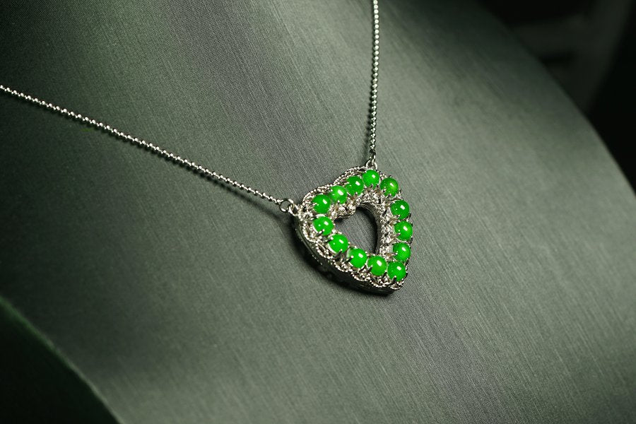 翠心环爱 天然 A 货翡翠冰种阳绿银镶钻心形围镶项链